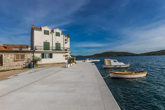 Sara * ピロヴァッツ